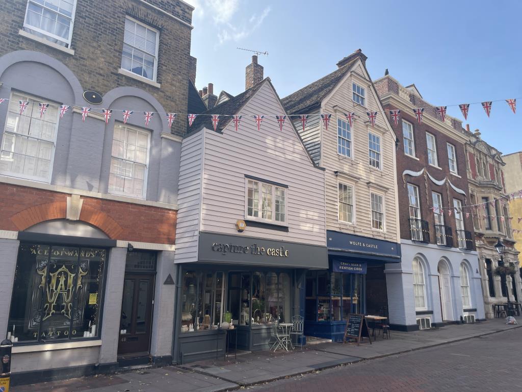 Lot: 142 - COMMERCIAL PROPERTY FOR REPAIR/IMPROVEMENT SUBJECT TO TENANCY, IN HISTORIC TOWN CENTRE - Town centre commercial investment property